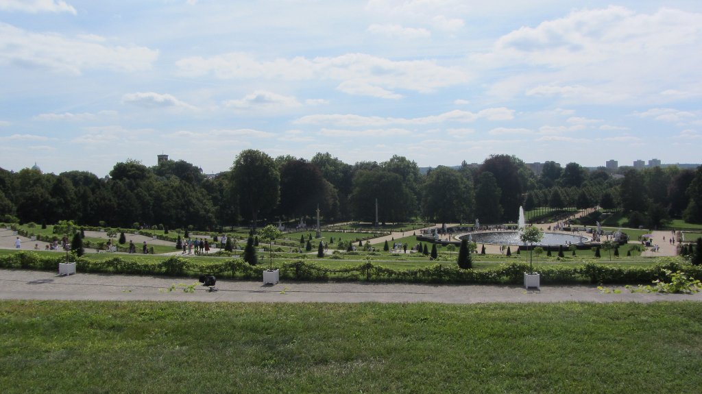 Blick von Schloss Sanssouci auf die Weiten des Schlossparks.(15.8.2012)