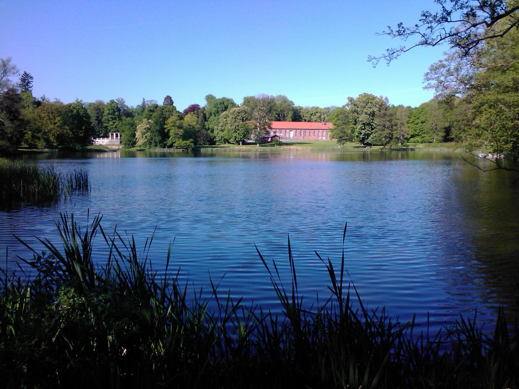 Blick vom Schwanenteich auf die Schlossterrasse & den Marstall im Putbusser Park am 23.5.13