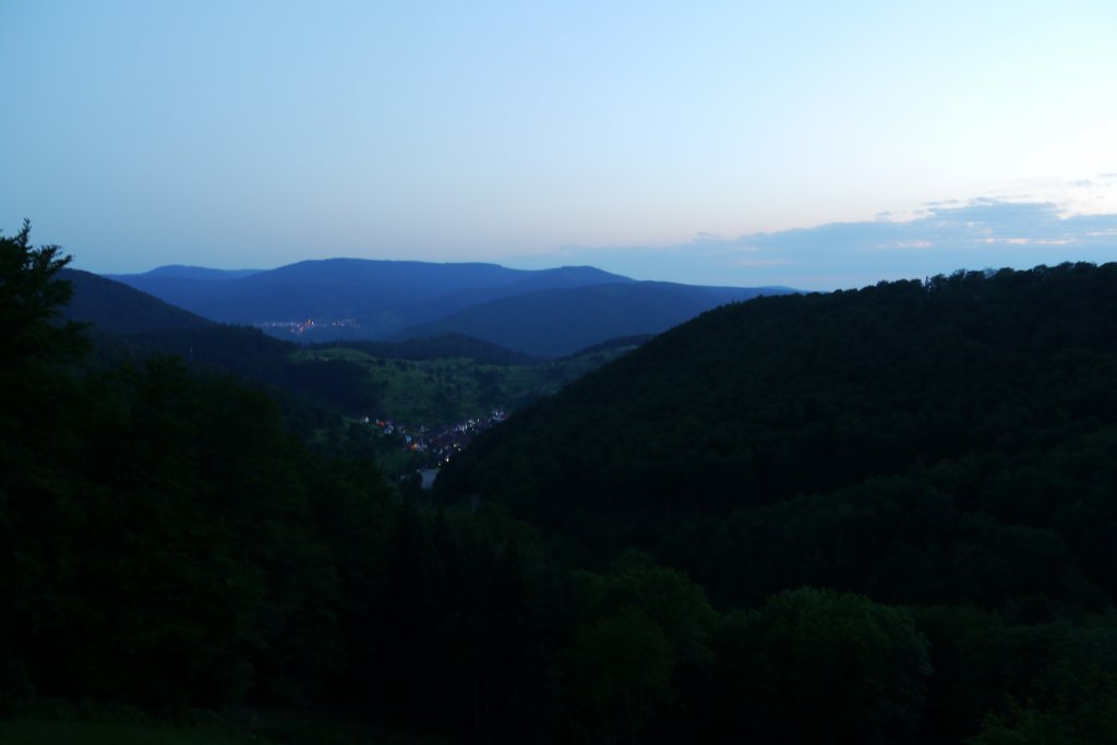 Blick in das Tal auf das erleuchtete Dorf Reichental am Orgelfelsenhaus. (15.06.12)