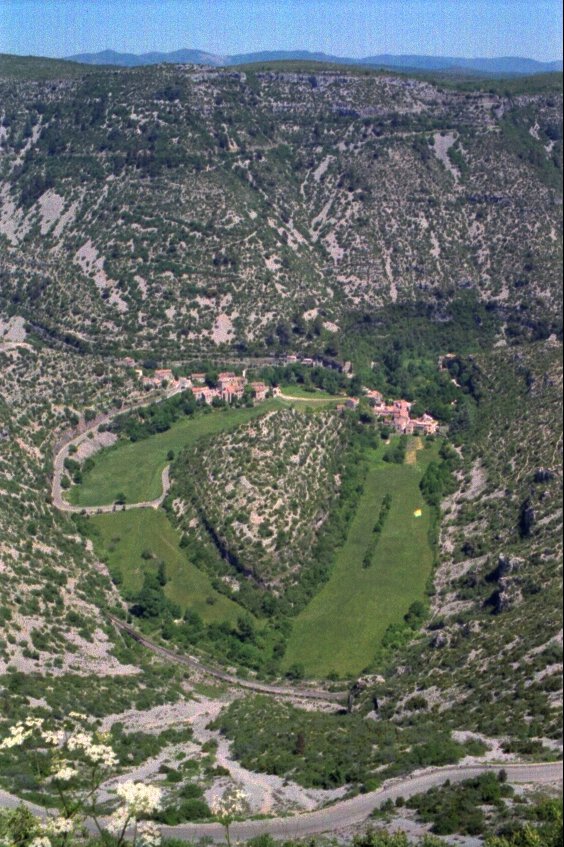 Blick in den Talkessel des Cirque de Navacelles in den Cevennen am sdlichen Ende des Massif Central, im Languedoc-Roussillon, im Juli 2005