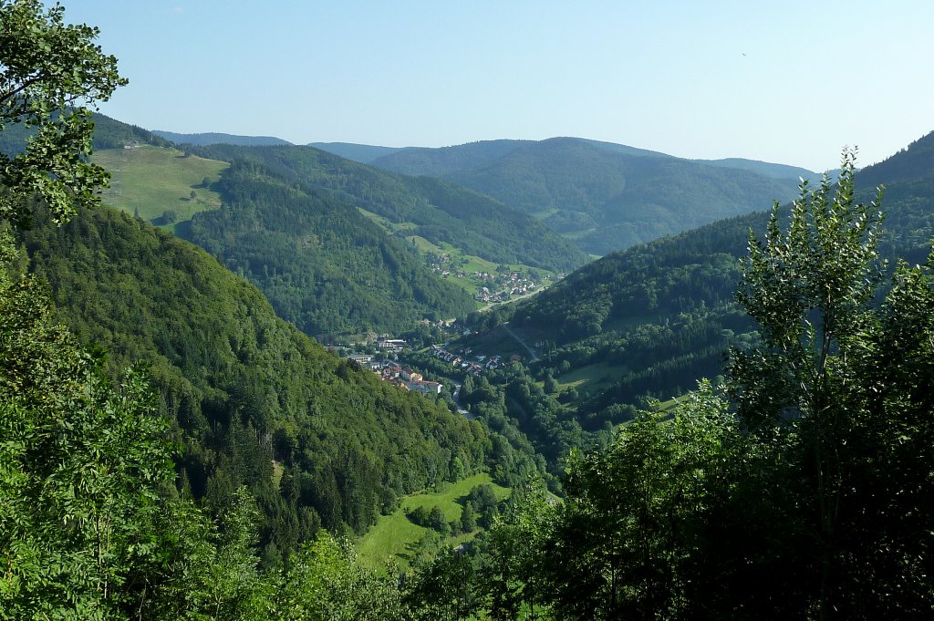 Blick von Todtnauberg ins obere Wiesental mit dem Ort Todtnau, Aug.2011