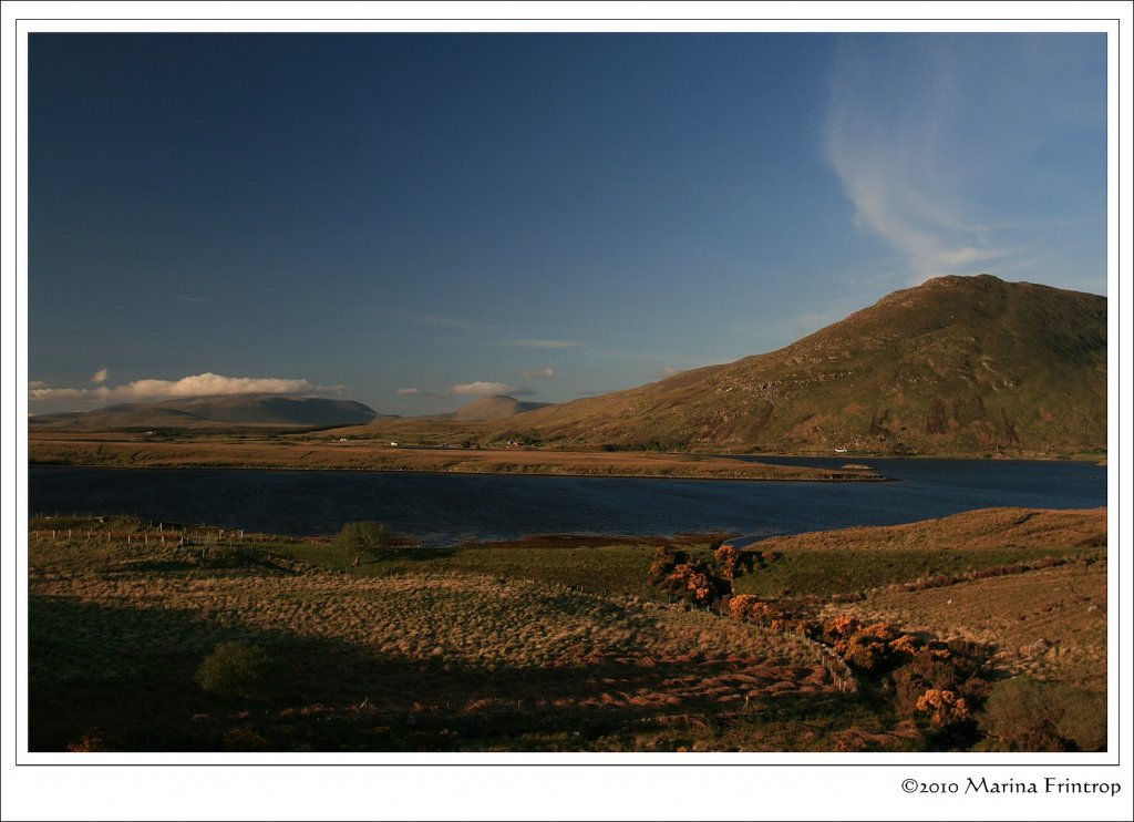 Blick ber die Bellacragher Bay auf den Claggan Mountain, Irland County Mayo.