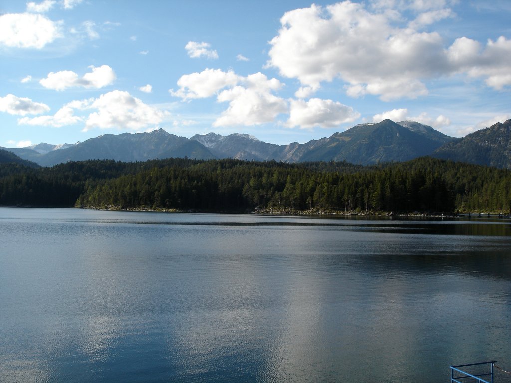 Blick ber den Eibsee am Fue der Zugspitze, Aug.2006