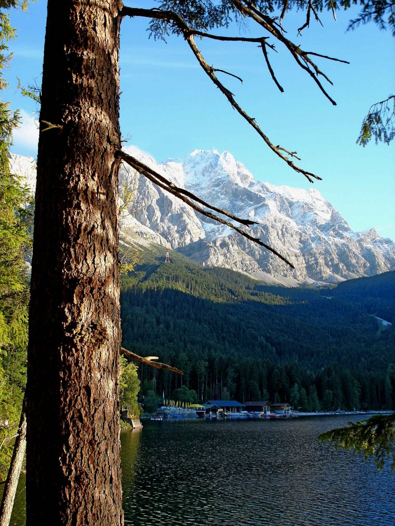 Blick ber den Eibsee zur Zugspitze, dem hchsten Berg Deutschlands, Aug.2006