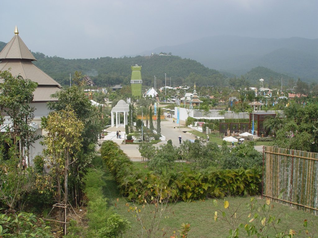 Blick ber einen Teil des Ausstellungsgelndes der  Royal Flora 2006  Ausstellung und die dahinter liegenden Berge im Norden Thailands in der Nhe von Chiang Mai am 01.11.2006