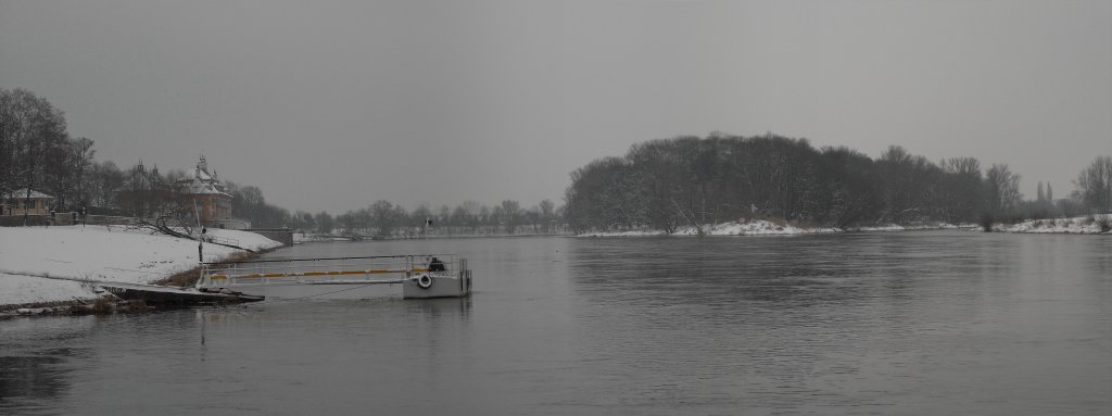 Blick ber die Elbe von der Fhre zur Elbinsel Pillnitz (Panorama)