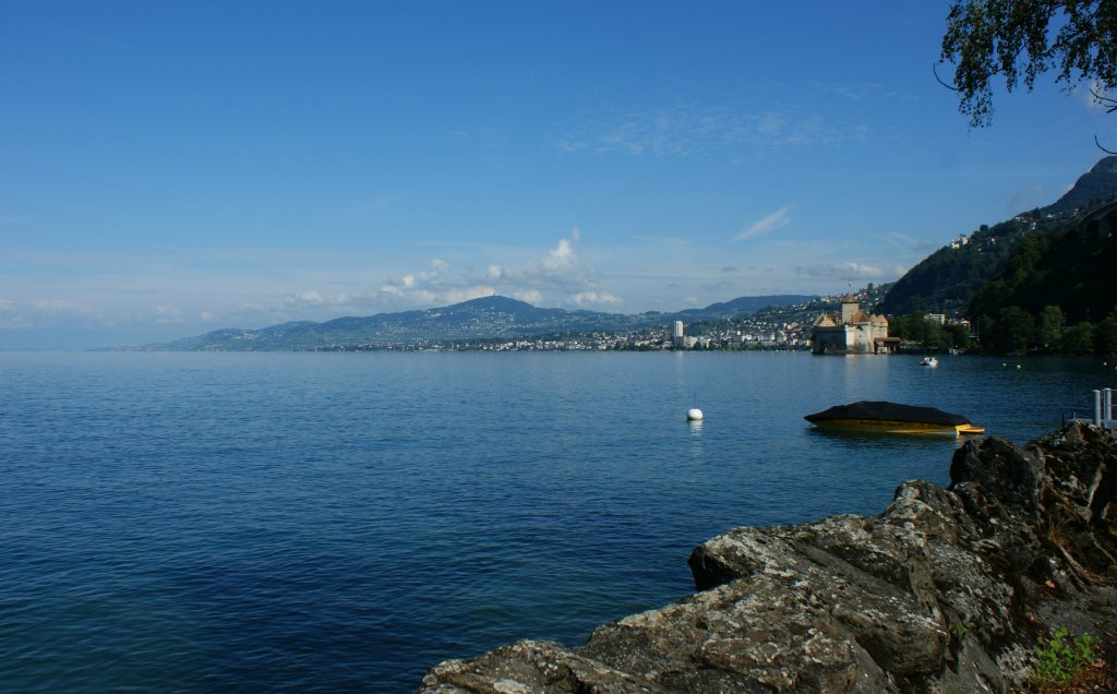 Blick ber den Genfersee auf das Chteau de Chillon, Montreux und den Mont-Plerin.
(04.08.2010)