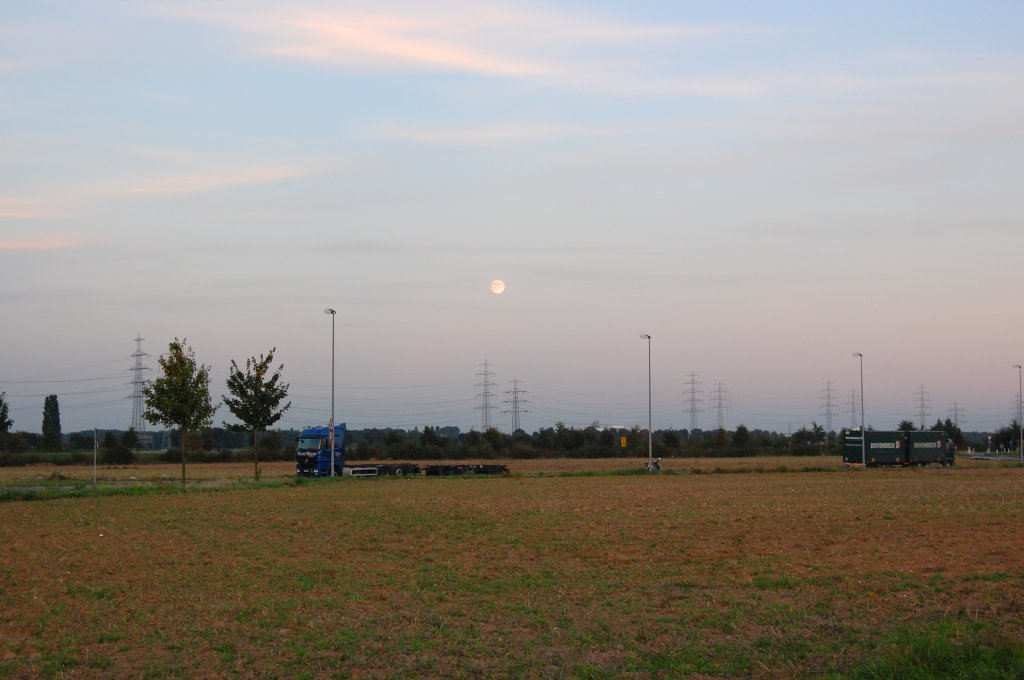 Blick ber die Landschaft in Richtung Dormagen St.Peter vom Haltepunkt Neuss Allerheiligen aus. Neben den Strommasten die zur Versorgung des Aluhttenwerkes in Norf fhren sieht man auch den aufgehenden Mond ganz gut.22.9.2010