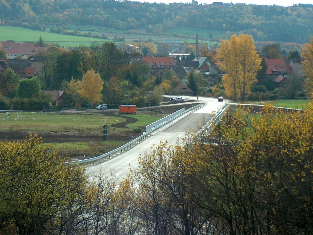 Blick ber die neue Unstrutbrcke auf Laucha - 25.10.2005
