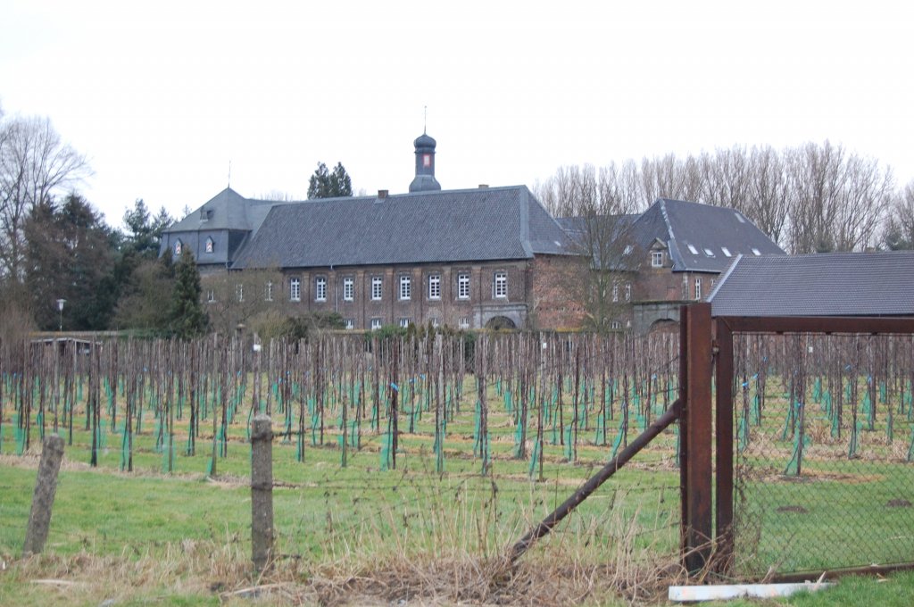 Blick ber die Obstplantagen des Nikolaus Klosters in Jchen Damm, dieses von den Oblaten betriebene Kloster ist oft Ort herrlicher Feste. Es Gibt sogar ein Orchester das bei verschiedenen Gelegeheiten aufspielt und unzhlige Paare der Umgebung lassen sich hier trauen.-12.1.2008-