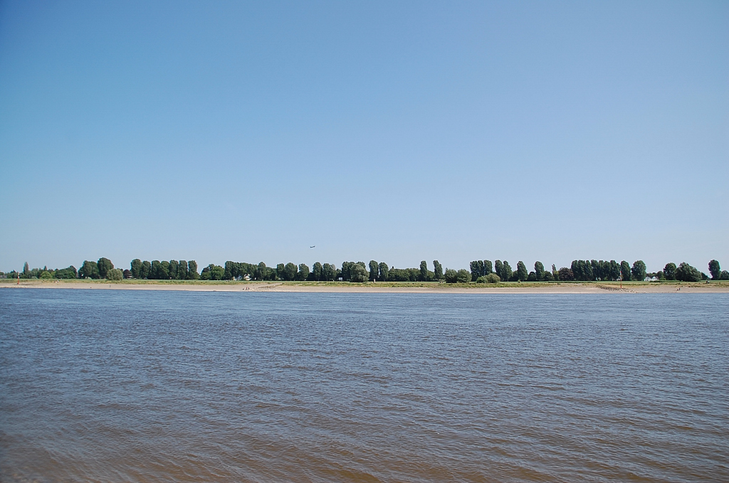 Blick ber den Rhein auf Dsseldorf Lohausen am 29.5.2011 bei besten Wetter.