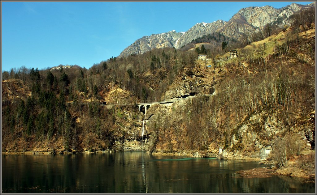 Blick ber den Stausee bei Palagnedra im Centovalli.
(24.03.2011)