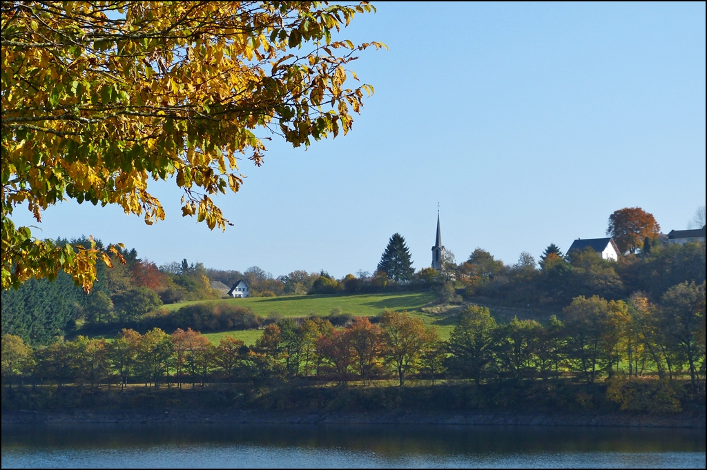 Blick ber den Stausee der Obersauer nach Insenborn. 23.10.2012 (Jeanny)