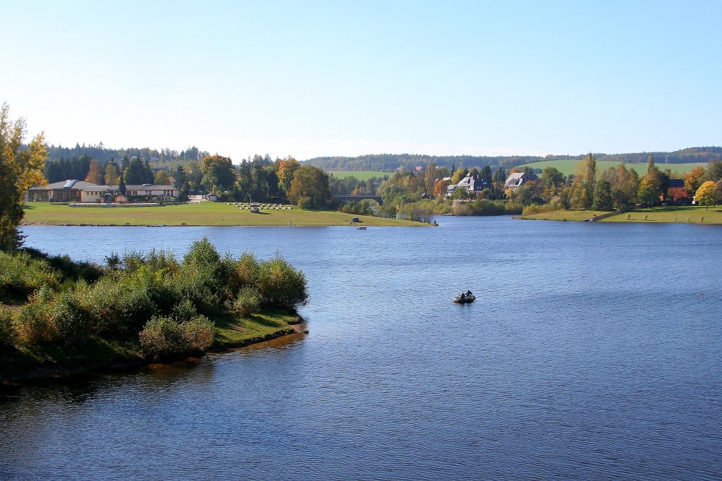 Blick ber die Talsperre Malter zum rtchen Paulsdorf. Die Aufnahme erfolgte am 09.10.2010 von einem Zug der Weieritztalbahn aus.