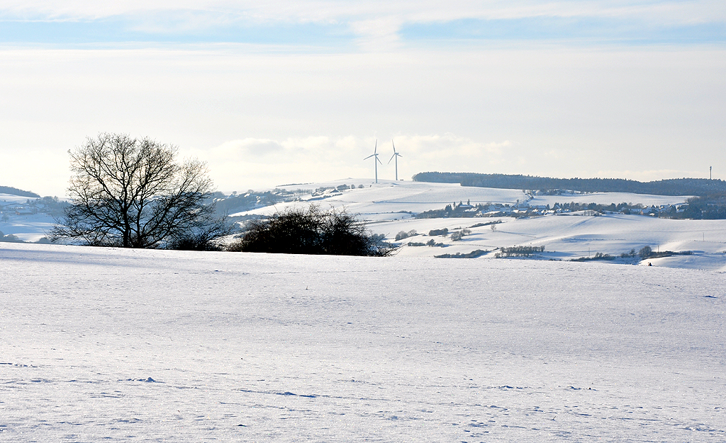 Blick ber die verschneite Eifellandschaft bei Weiler am Berge. - 18.12.2010