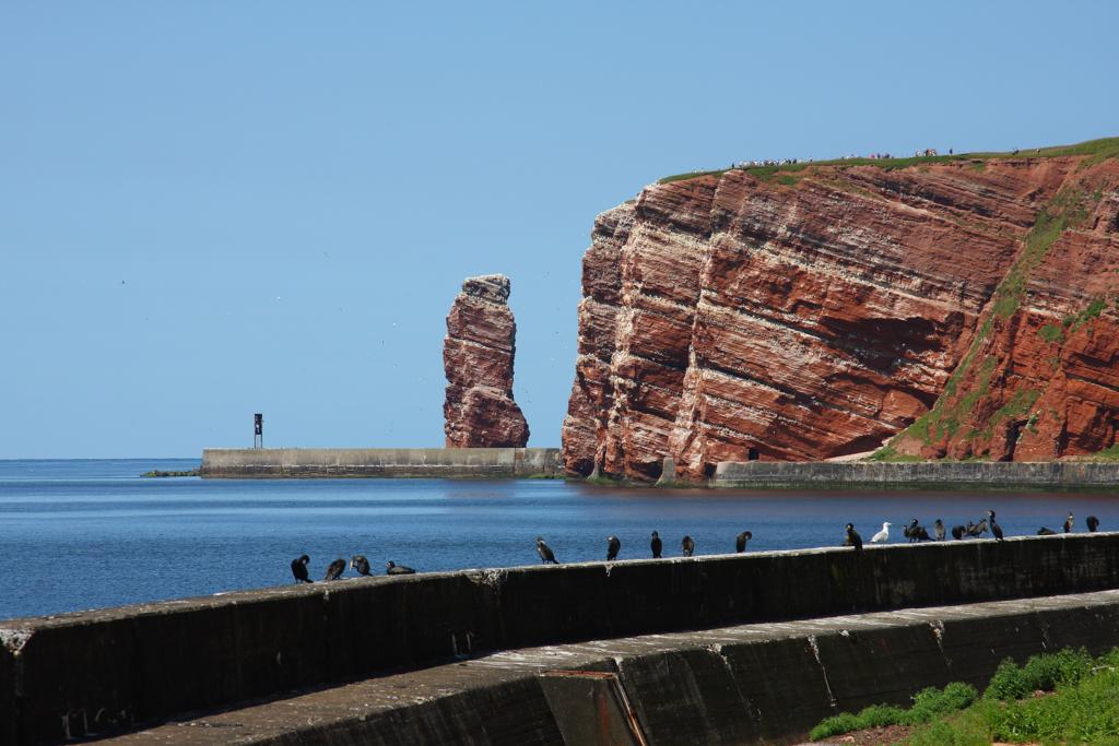 Blick vom Uferweg auf das Wahrzeichen der Insel Helgoland, die  Lange Anna 
am 6.7.2013.