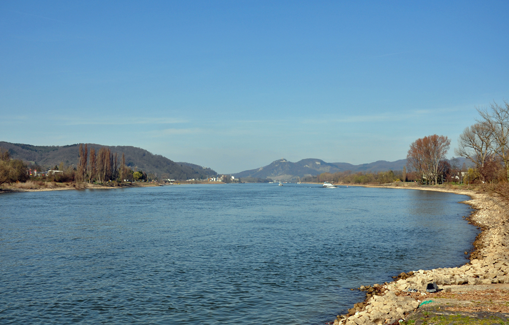 Blick von Unkel ber den Rhein zum Siebengebirge - 23.02.2011