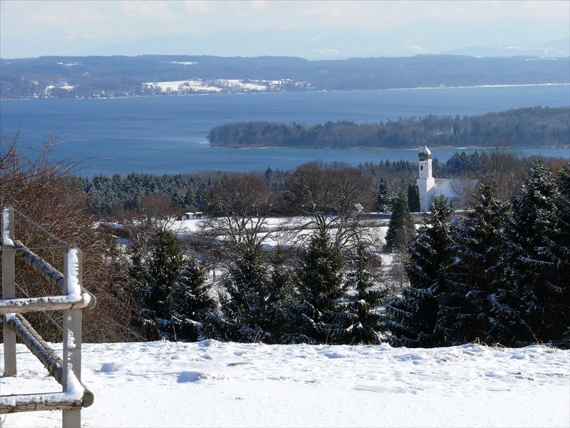 Blick von der verschneiten Ilkahhe ber die Kirche von Oberzeismering (bei Tutzing) zum Starnberger See; 31.01.2010
