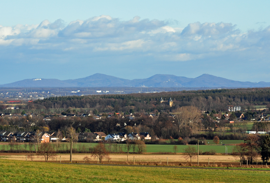 Blick von der Voreifel bei Rheinbach auf das 25 km entfernte Siebengebirge - 05.12.2011