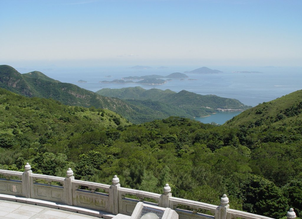 Blick von der zu Hongkong gehrenden Insel Lantau auf weitere outlying islands am 03.07.2003