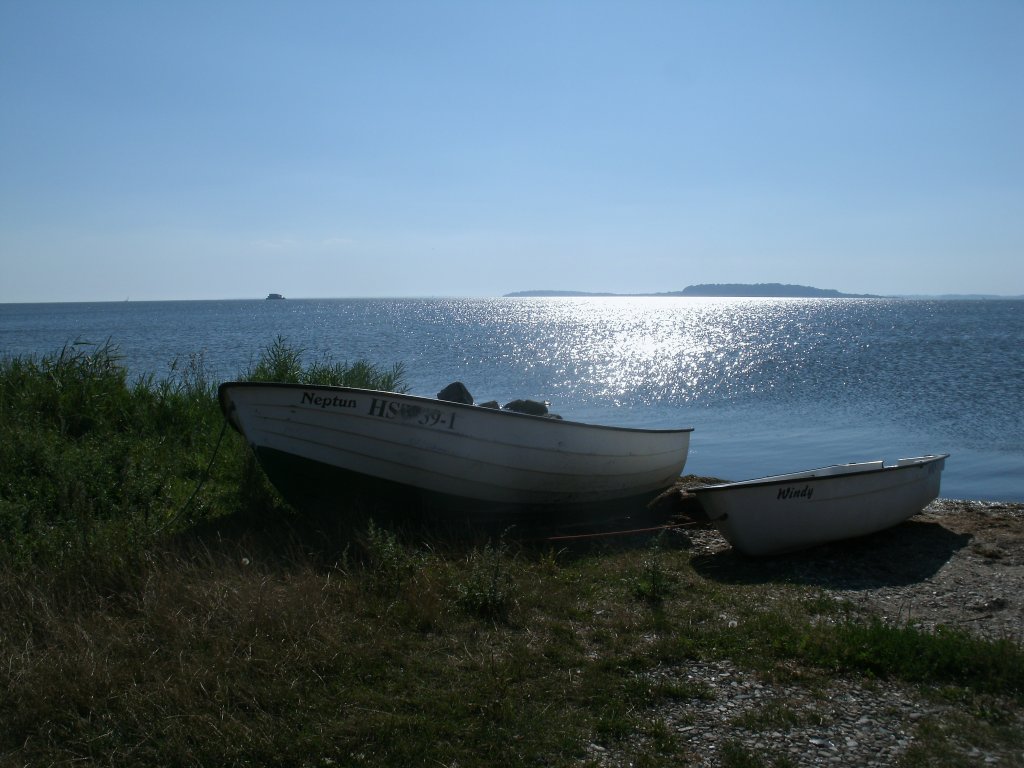 Boote am Rgenischen Bodden bei Neu Reddevitz am 03.August 2013.Im Hintergrund die Insel Vilm.