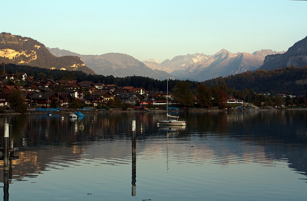 Brienz 30.09.2011: Ein abendlicher Blick ber den Brienzersee zum Ostufer.