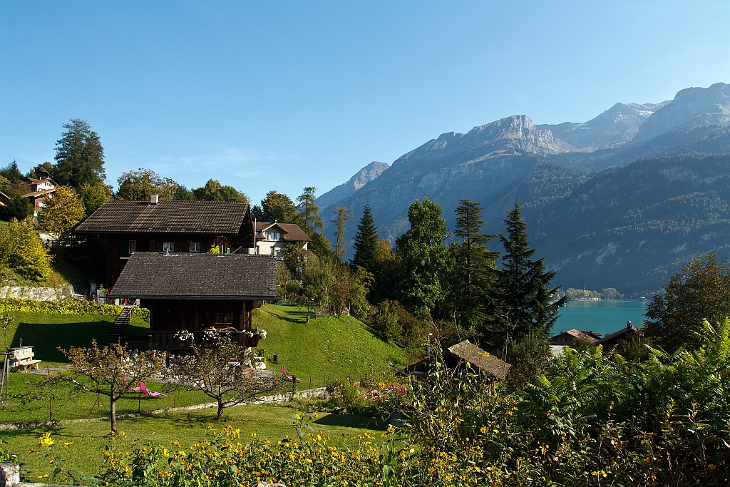 Brienz am 30.09.2011, die Koffer sind im Hotel, nun geht es auf Erkundung. Blick auf die Herberge, den See und die Berge.