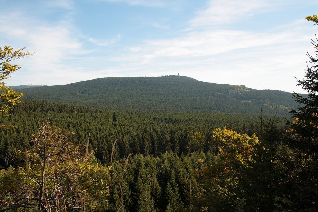 Brocken und Wurmberg an einem Septembermorgen; Blick am 10.09.2012 von einem Felsturm auf dem Jermerstein bei Braunlage Richtung Nordosten...