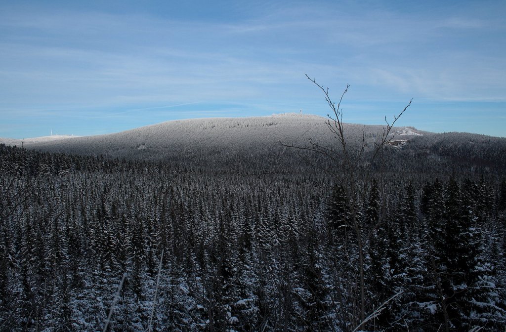 Brocken und Wurmberg von den Jermersteinklippen aus gesehen; Aufnahme vom spten Nachmnittag des 07.12.2012...