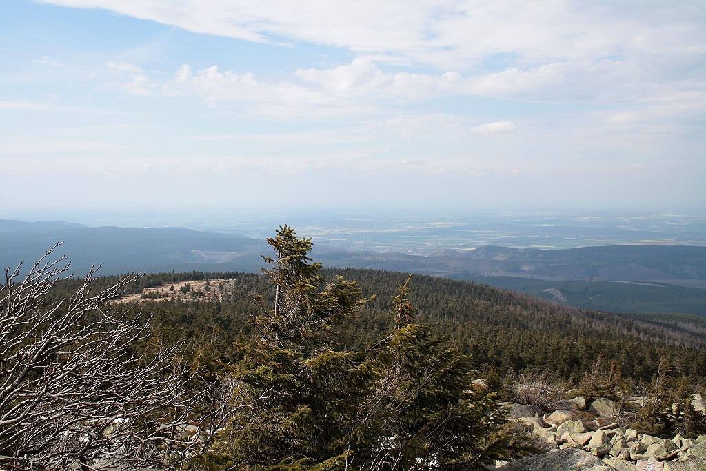 Brockenlandschaft aus Sonne und Wolken: Kleiner Brocken, Nordharz und Harzvorland unter blauem Himmel und Sonnenschein von Sdwesten; Blick am Nachmittag des 27.04.2012 vom Gipfelrundweg auf dem Brocken nach Norden ber den Nordharz, Bad Harzburg und das Harzvorland Richtung Salzgitter. Eine mchtige Wolkenwand zieht nach Nordosten ab, whrend von Sdwesten her ber den Brocken wieder blauer Himmel und Sonnenschein kommen.