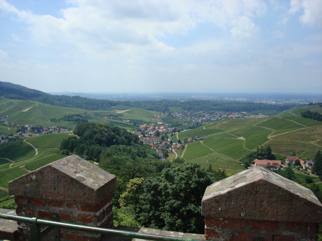 Burg Staufenberg/Ortenau,
Blick auf den Weinort Durbach,
im Hintergrund Offenburg,
2008