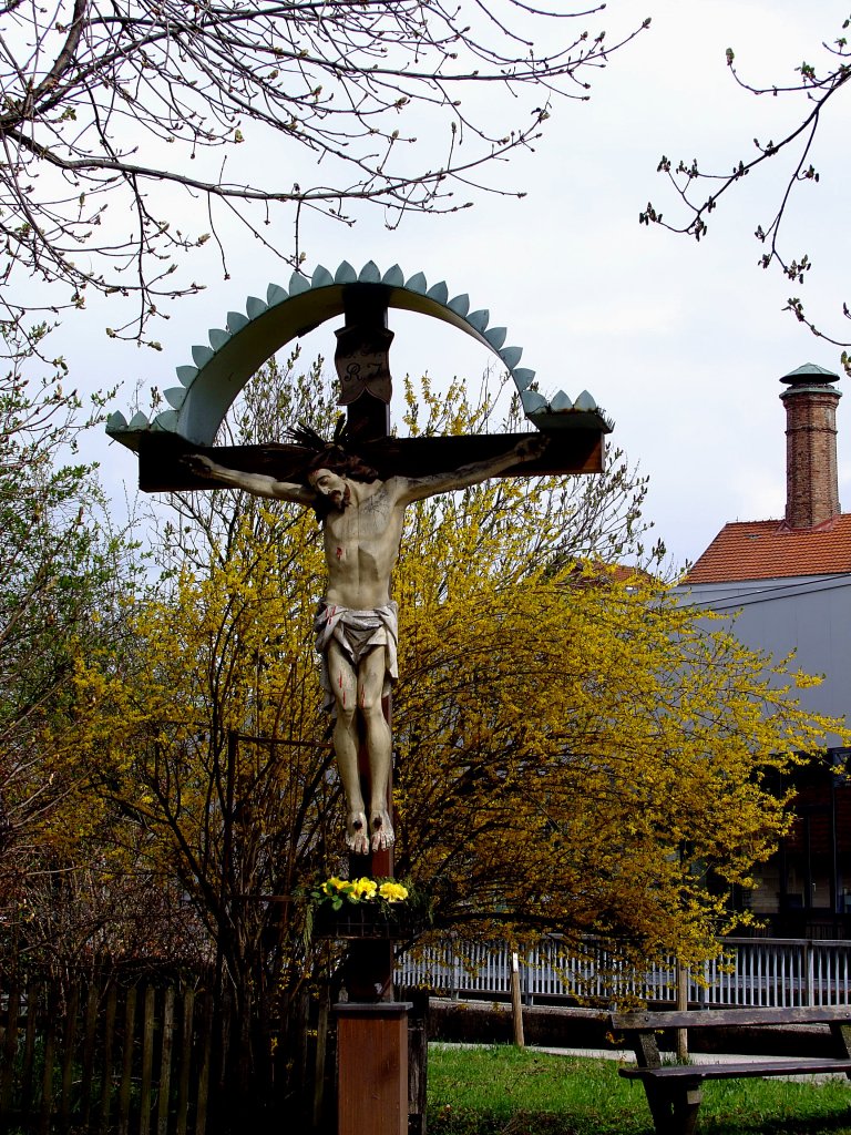 Christus-Bildstock, oder auch Marterl genannt wurde anlsslich der Osterfeiertage mit Blumen geschmckt; 120408