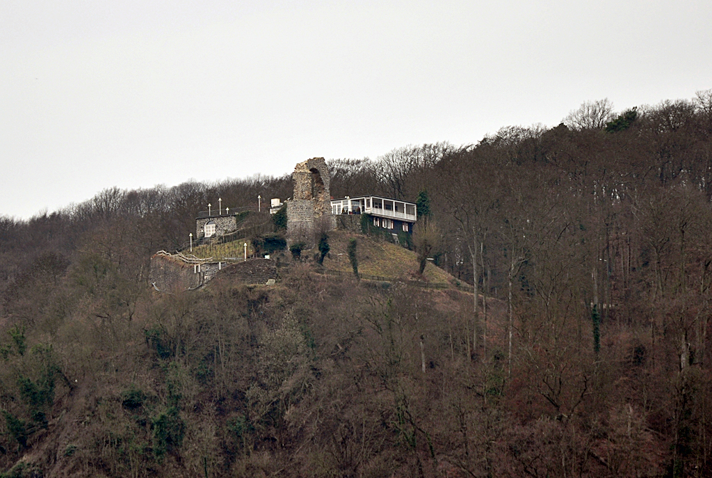 Dank der noch kahlen Frhjahrs-Bume ist der Rolandsbogen mit gleichnamigen Restaurant vom Rheinufer in Bad Honnef noch sichtbar - 07.03.2012