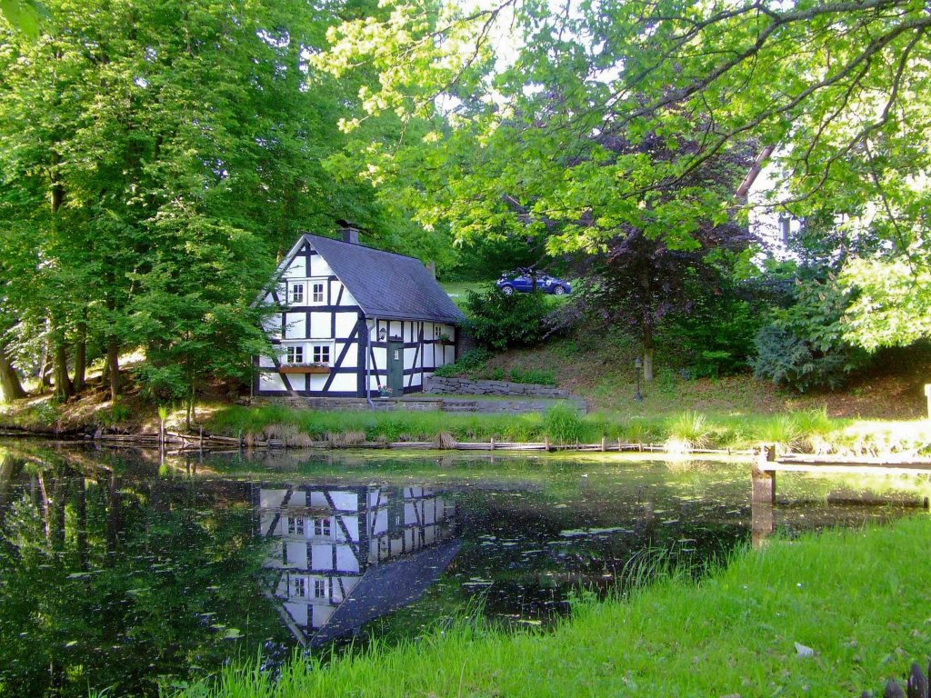 Das alte Backhaus (Backes) am Pfarrteich in Oberholzklau (gehrt zu Freudenberg), Kreis Siegen-Wittgenstein, am 05.06.2010