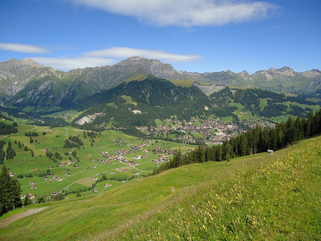 Das Dorf Adelboden von der Alp Laueli aus am 1. August 2010