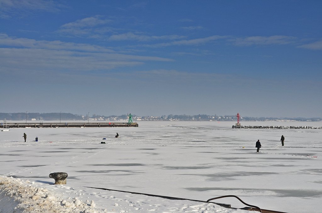 das gibt es nicht jeden Winter und schon garnicht in unseren Regionen - Eisangeln im Hafen der Hansestadt Stralsund am 04.02.2010


