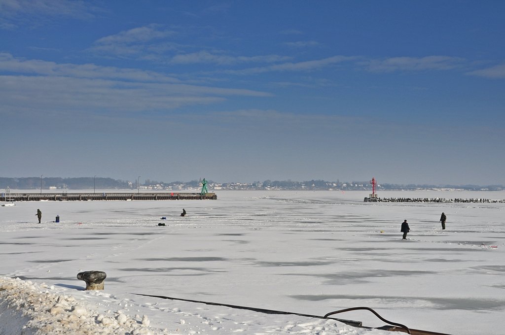 das gibt es nicht jeden Winter und schon garnicht in unseren Regionen - Eisangeln im Hafen der Hansestadt Stralsund am 04.02.2010

