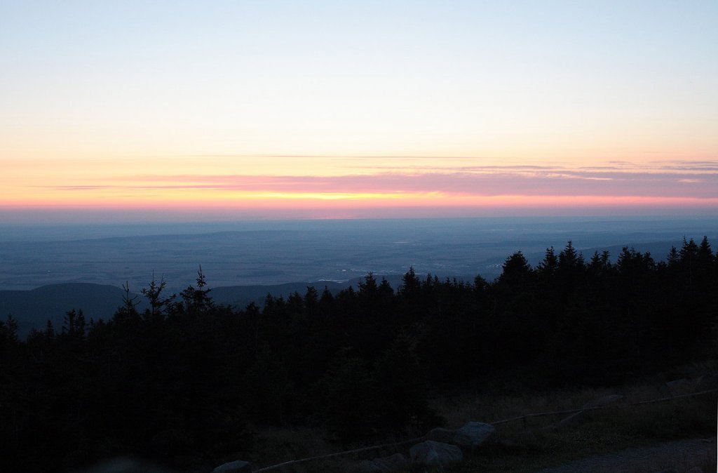 Das nordstliche Harzvorland vor Sonnenaufgang; Blick vom Gipfelrundweg auf dem Brocken am frhen Morgen des 13.08.2012 Richtung Osten. Am Horizont in der Bildmitte kann man schon das Glhen der sich bald ber die Erdoberflche erhebenden Sonne ahnen...