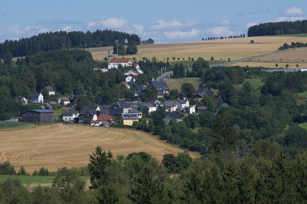 Das rtchen Rudolphstein an der Saale (Bayern) im ehemaligen innerdeutschen Grenzgebiet von Pottiga (Thringen) aus gesehen. 01.08.2012