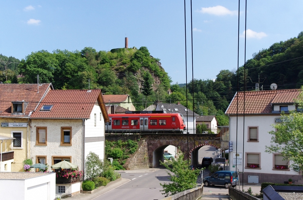 Das Saarland ist eine Reise wert!

Natrlich auch mit dem Zug. Auerhalb der Industriezentren laden auch malerische Drfer und Stdtchen zu einem Besuch ein.

Blick von der Fugngerbrcke ber die Saar auf Saarhlzbach.

04.08.2011