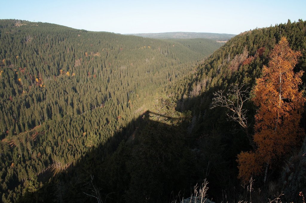 Das tief eingeschnittene Odertal mit dem Rehberg (links) und dem Bruchberg (in der Bildmitte im Hintergrund) im Nationalpark Harz; Blick am Morgen des 22.10.2012 von den Hahnenkleeklippen Richtung Nordwesten...