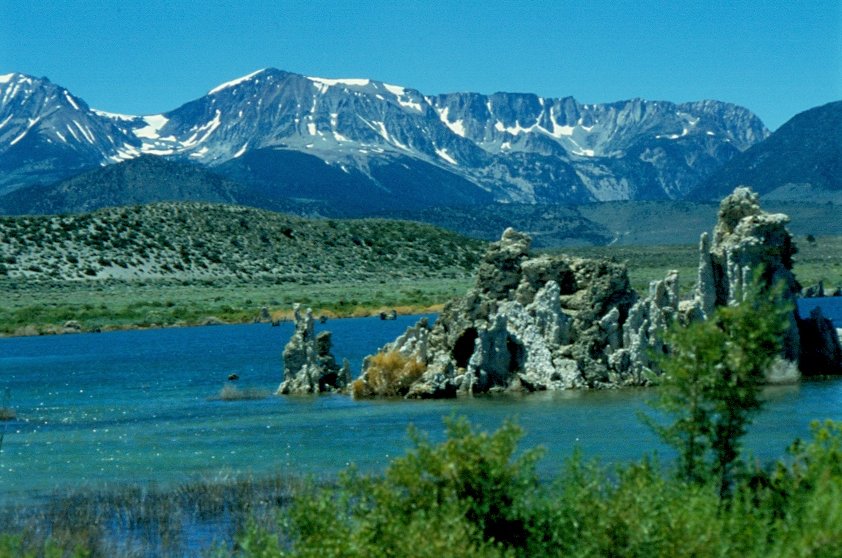 Das Wasser des Mono Lake ist salzhaltiger als das des Meeres. Der See hat keinen Abflu und es bilden sich viele Kalktuff Formationen. Juli 1998