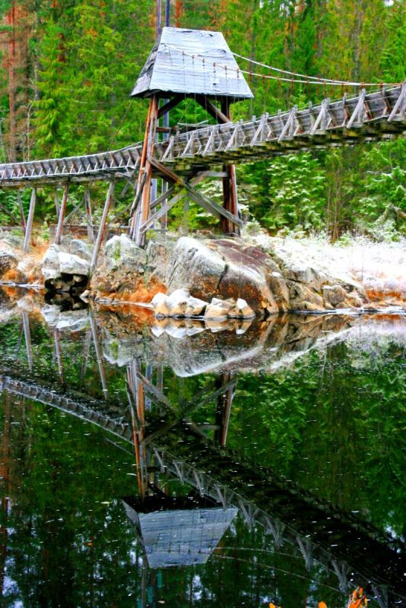 Das ist eine Wildwasserbahn des 19. Jh. Quasi der Europapark in der norwegischen Wildnis. ber eine  Tmmerrenna  wurden Bume ber Wasserflle und Stromschnellen beim Flen geleitet. Eine Tmmerrenna konnte bis zu 5km lang sein. Hier eine Tmmerrenna bei Notodden; 31.10.2009