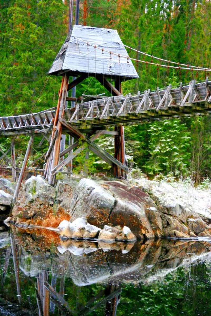 Das ist eine Wildwasserbahn des 19. Jh. Quasi der Europapark in der norwegischen Wildnis. ber eine  Tmmerrenna  wurden Bume ber Wasserflle und Stromschnellen beim Flen geleitet. Eine Tmmerrenna konnte bis zu 5km lang sein. Hier eine Tmmerrenna bei Notodden; 31.10.2009