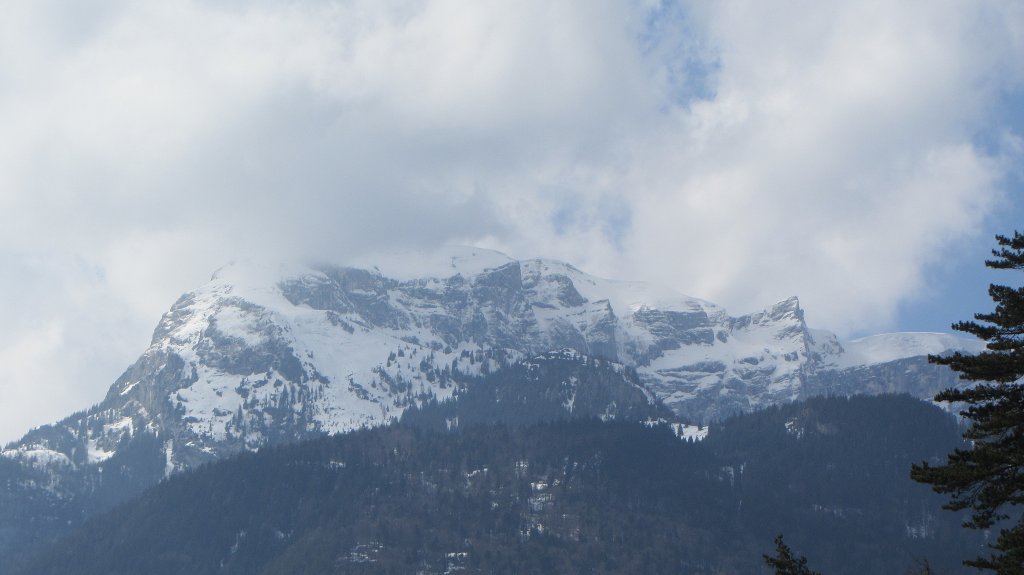 Das wolkenverhangene Sonnwendjoch in Kramsach am 1.4.2012.