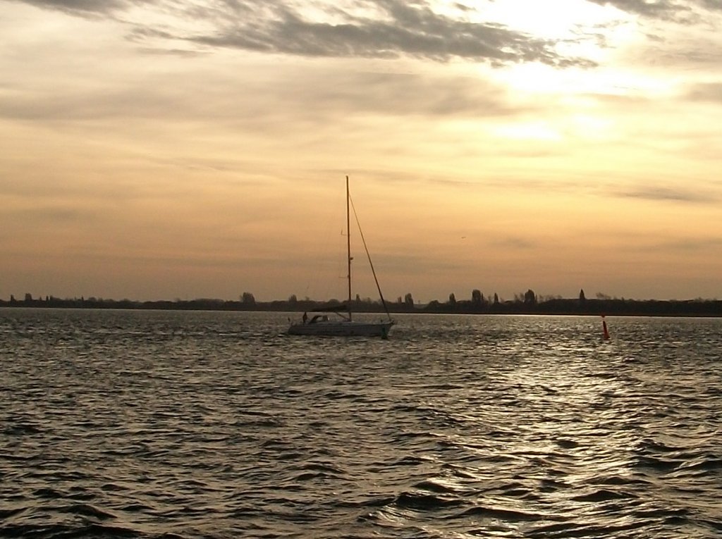 Dem Sonnenaufgang mit dem Segelboot entgegen segeln.Whrend einer berfahrt von Rgen nach Hiddensee gesehen.