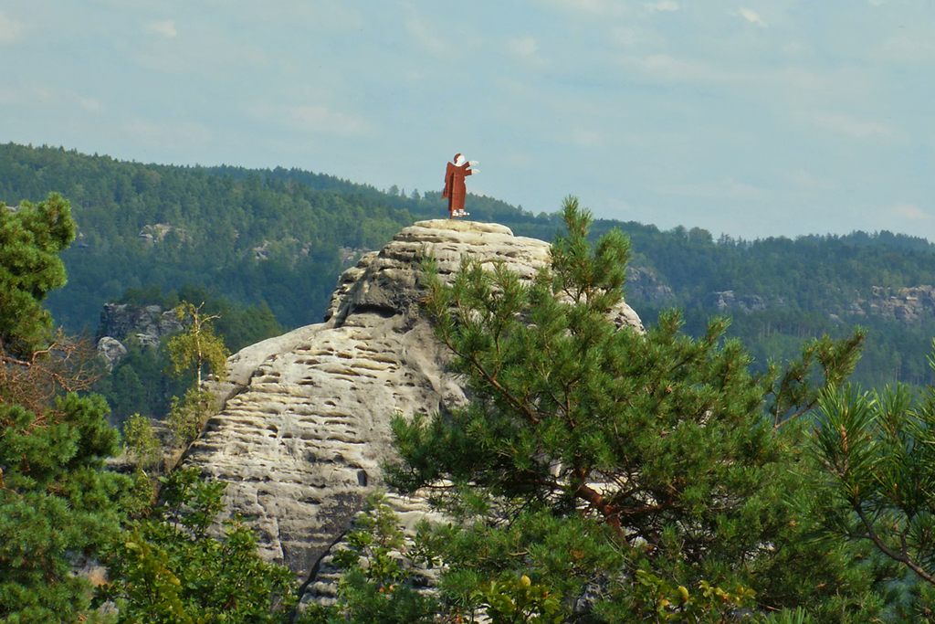 Der 166 Meter hohe Kletterfelsen  Mnch  im Elbsandsteingebirge mit seiner charakteristischen Gipfel Figur-Wetterfahne. - 17.08.2005