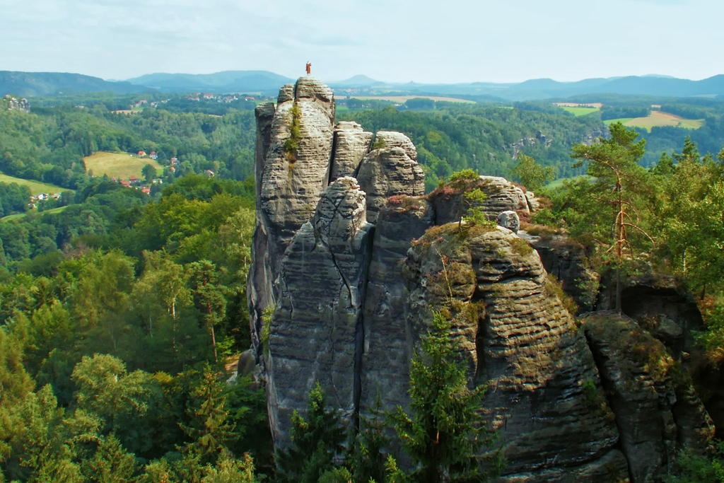 Der 166 Meter hohe Kletterfelsen  Mnch  im Elbsandsteingebirge mit seiner charakteristischen Gipfel Figur-Wetterfahne. - 17.08.2005