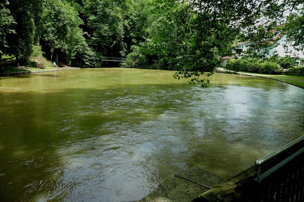 der Achtopf, Deutschlands wasserreichste Karstquelle, je nach Jahreszeit und Niederschlag flieen zwischen 1300 und 24000 Liter pro Sekunde aus der Quelle, Juli 2012