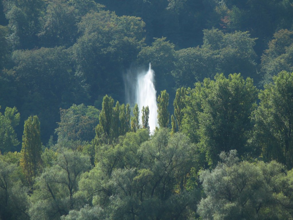 Der Ausbruch des Kaltwassergysir von Andernach am 15.09.2011 beobachtet von der anderen Rheinseite bei Leutesdorf.